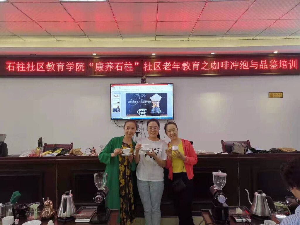 陳莉利用寒暑假系統(tǒng)學(xué)習(xí)調(diào)制技藝,并指導(dǎo)學(xué)生參加比賽。受訪者供圖
