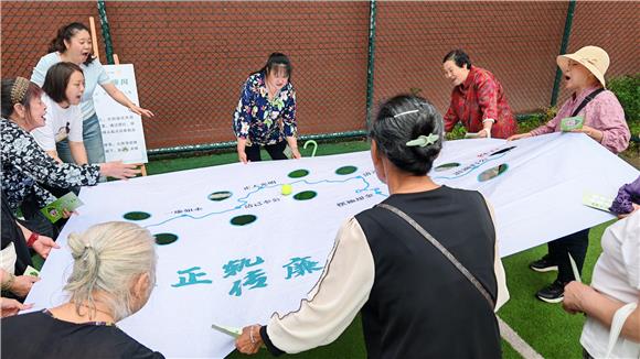 居民們團隊協作抵制“陷阱”誘惑。通訊員 李柄燕 攝