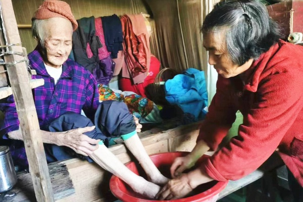 曹順英照顧家中高齡老人。豐都縣融媒體中心供圖 第1眼TV-華龍網 發