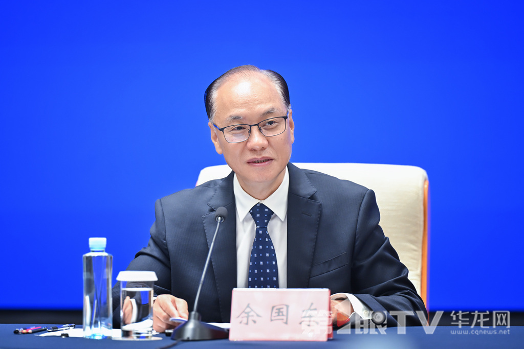 重慶市生態環境局局長余國東回答記者提問。第1眼TV-華龍網記者 李一鳴 攝