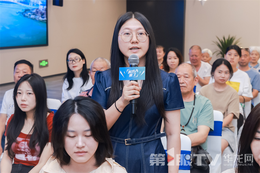 市民提问。第1眼TV-华龙网 姬一鸣 摄