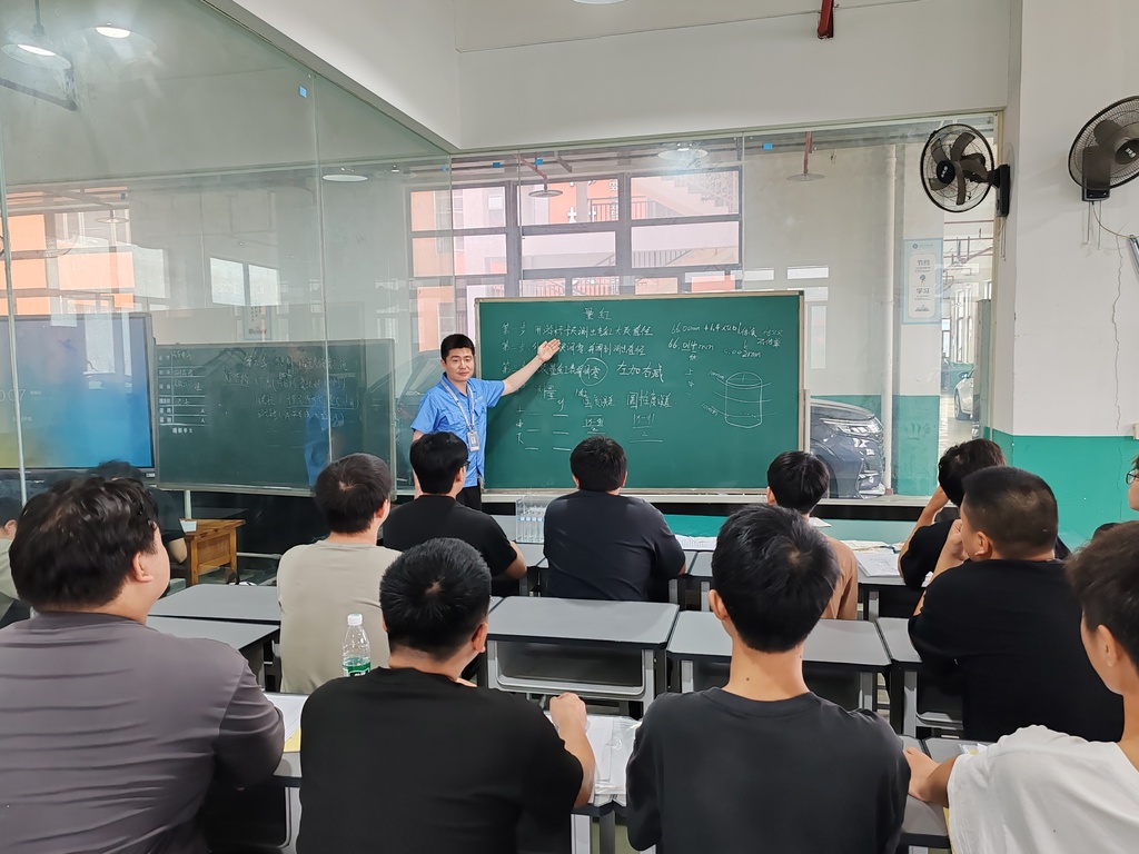重慶五一職業(yè)技術(shù)學(xué)院汽車工程學(xué)院教師張道霖正在授課。受訪者供圖
