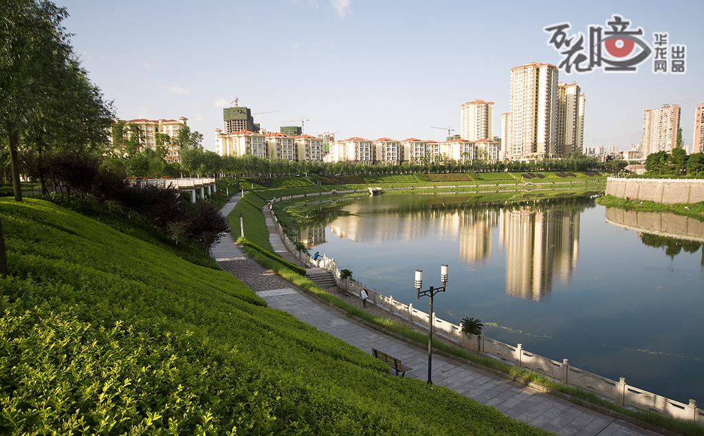 瀨溪河國家濕地公園位于榮昌區(qū)，規(guī)劃面積約914公頃，是重要生物庇護所。這里棲息著5種國家二級保護鳥類，通過生態(tài)修復實現(xiàn)“人與自然和諧共生”的可持續(xù)發(fā)展。