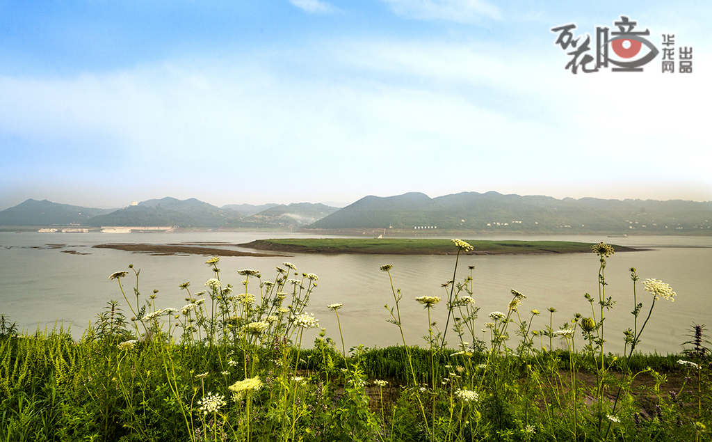 龍河國家濕地公園位于豐都縣，規(guī)劃面積642公頃，共發(fā)現(xiàn)930種維管植物和330種脊椎動物，并棲息有國家二級保護獼猴群。通過“生態(tài)+景觀”模式（雪玉洞等景點），該公園生動踐行了“山水林田湖草生命共同體”理念。