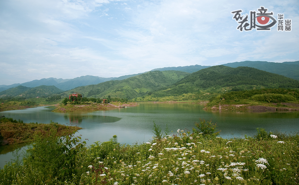 迎風湖國家濕地公園位于墊江縣，規(guī)劃面積約393公頃，是龍溪河流域重要水源地，庫塘型濕地生態(tài)系統(tǒng)，為62科動物棲息和215種植物生長提供了良好的自然條件，并通過生態(tài)修復打造成為野生動植物的天然庇護所。