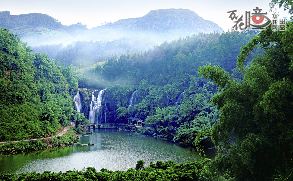 青山湖國家濕地公園位于萬盛經(jīng)開區(qū)，規(guī)劃面積1009公頃，作為重要的生態(tài)寶庫，完整維系著474種高等維管植物和88種野生動物的棲息環(huán)境，形成完整的“山水林田湖”生態(tài)鏈，是渝南生態(tài)屏障的重要組成。