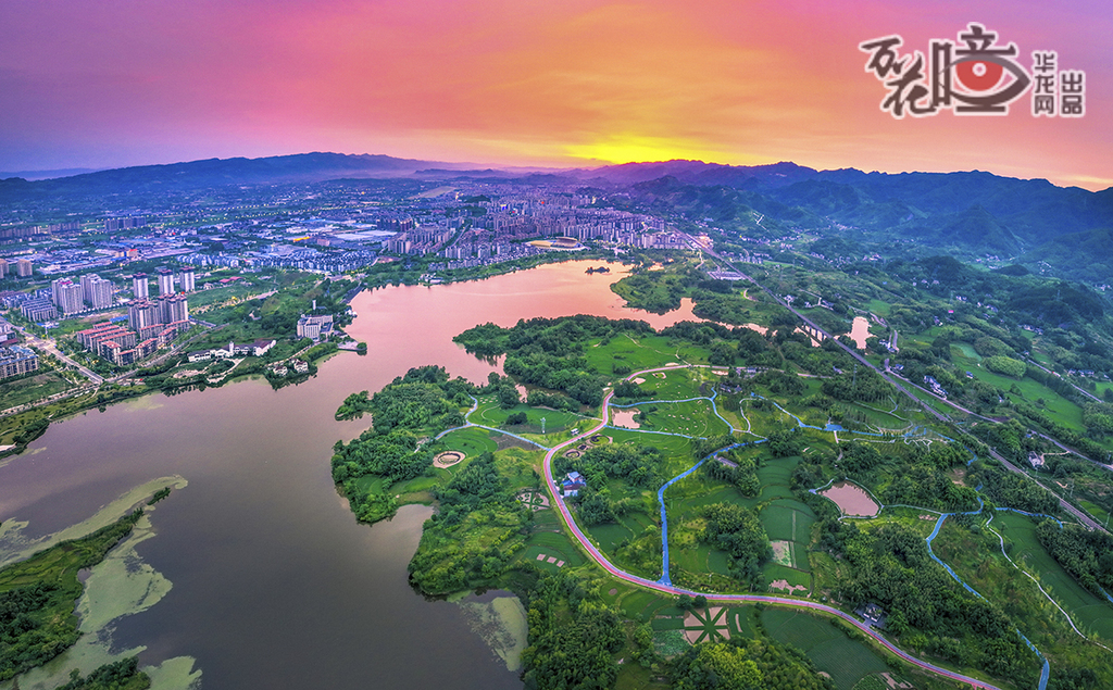 雙桂湖國家濕地公園位于梁平區(qū)，規(guī)劃面積約349公頃，為623種植物和283種動物提供了重要棲息地，其中包含213種鳥類。18項生態(tài)工程創(chuàng)新，首創(chuàng)“智慧濕地+自然教育”模式，獲評全國首批生物多樣性優(yōu)秀案例。