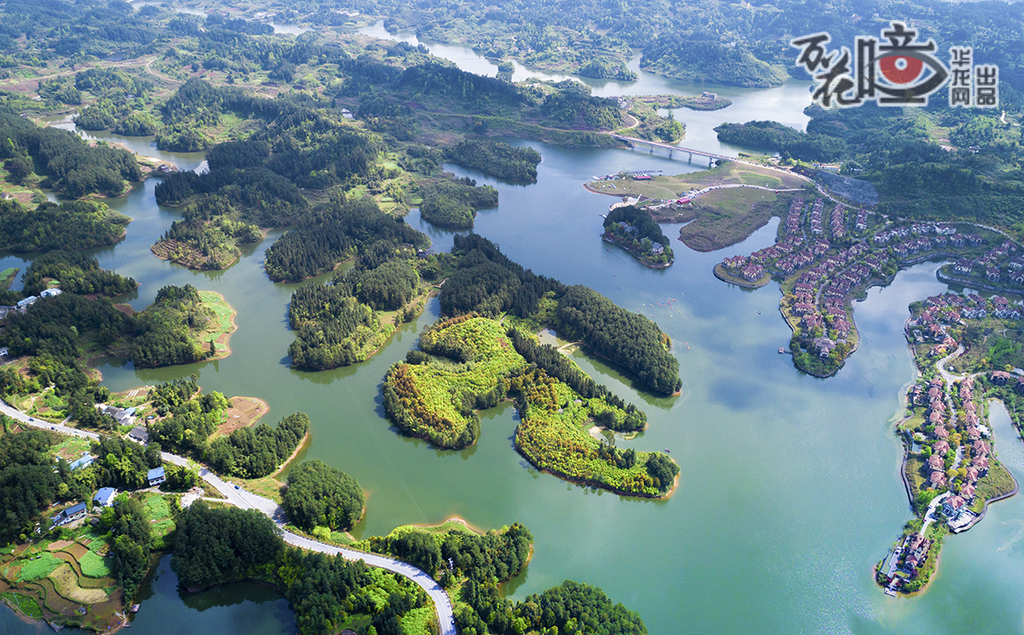 黎香湖國家濕地公園位于南川區(qū)，規(guī)劃面積約484公頃，有659種植物和192種動物。作為典型的紅層丘陵濕地，該濕地公園通過科學保護與合理利用，展現(xiàn)了生態(tài)保護的可持續(xù)發(fā)展路徑。