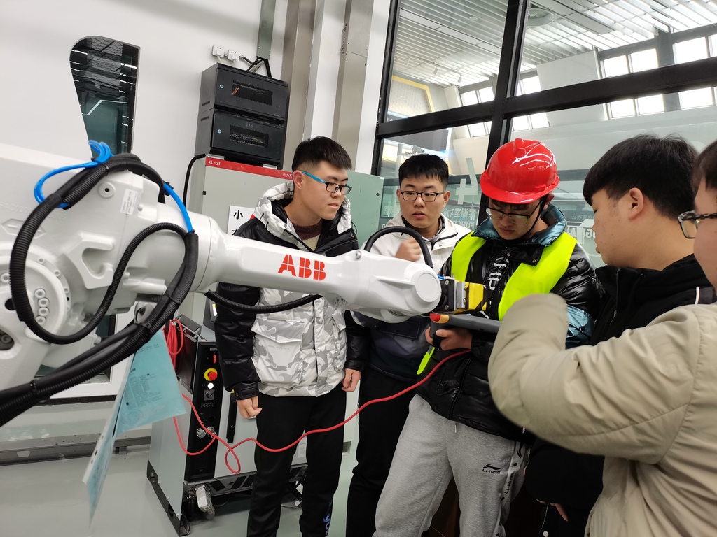 重慶市職業技能公共實訓中心組織高校畢業生技能實訓。重慶市人力社保局供圖