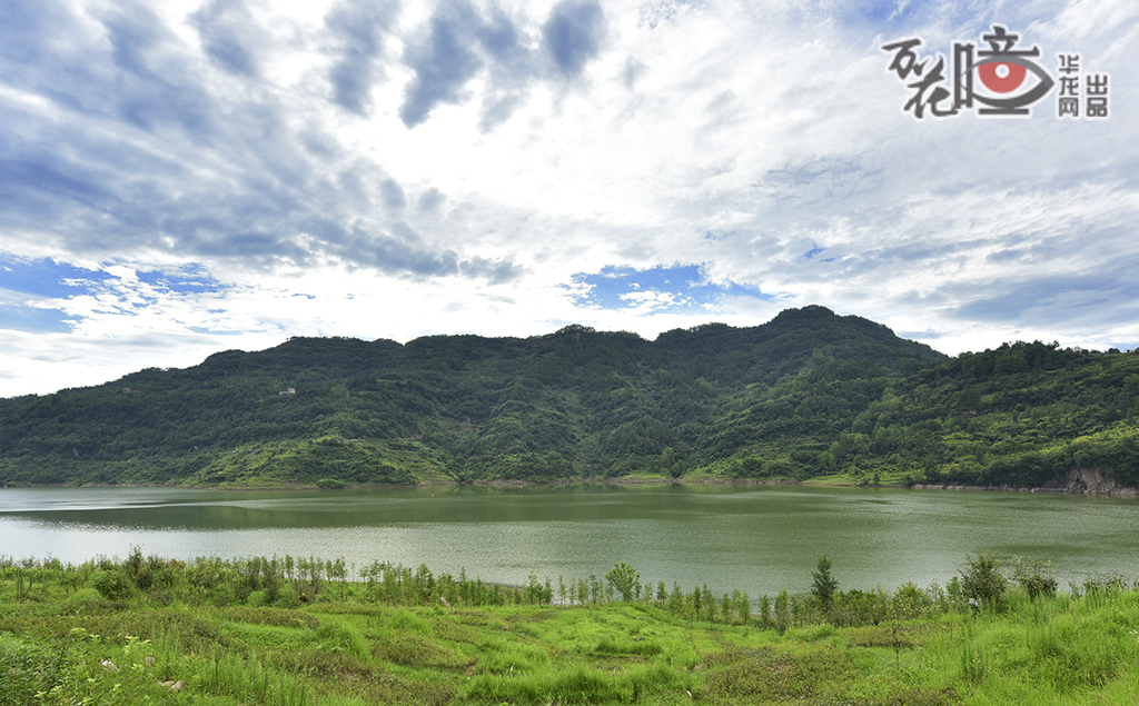 藤子溝國家濕地公園位于石柱土家族自治縣，規(guī)劃面積約670公頃，是河流類型濕地公園。以“八大景觀”為特色，吸引多家民營企業(yè)參與濕地公園建設、有機農業(yè)種植，促進村域經(jīng)濟大力發(fā)展。