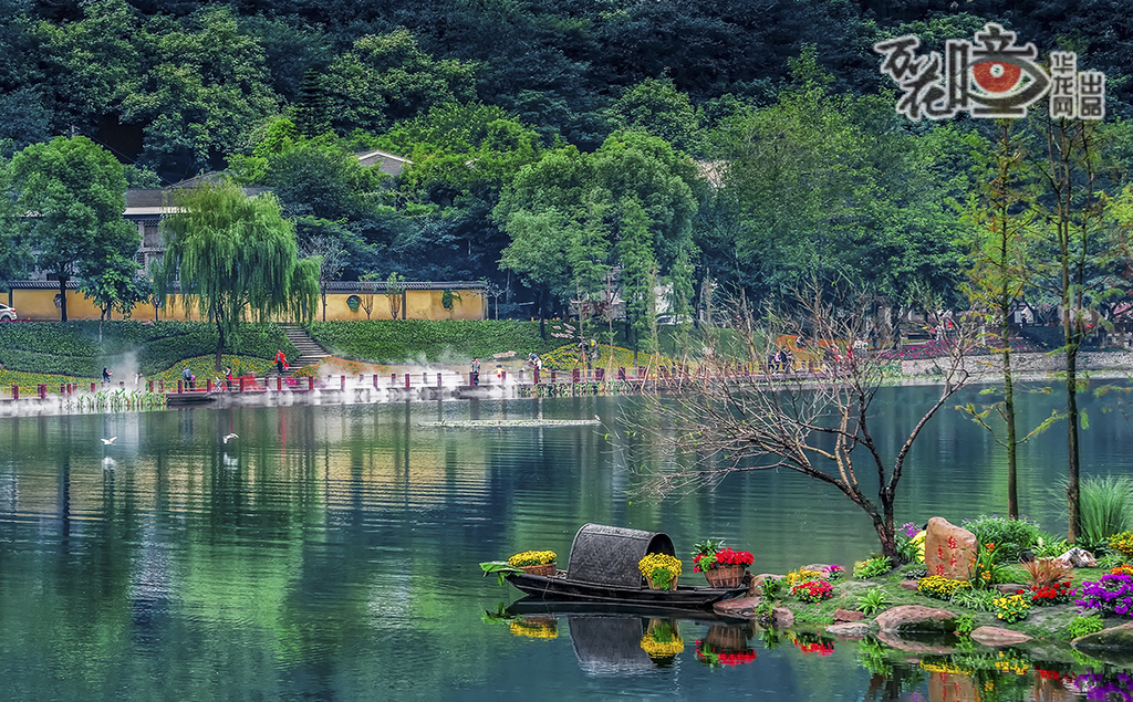 彩云湖國家濕地公園位于九龍坡區(qū)，規(guī)劃面積56公頃，是全國首批國家濕地公園，以“立體濕地”（溪流、庫塘、梯田組合）為核心，通過再生水凈化系統(tǒng)打造城市“生態(tài)濾芯”，為200余種生物提供棲息地。