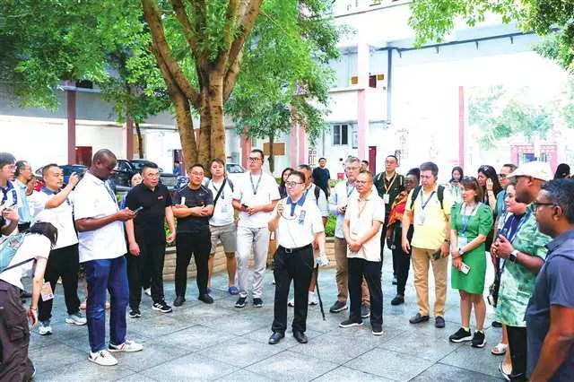 2024年“一帶一路”記者團參觀陳志軍汽車維修工國家級技能大師工作室(西部陸海新通道汽車產業技能大師工作室聯盟)。重慶市人力社保局供圖