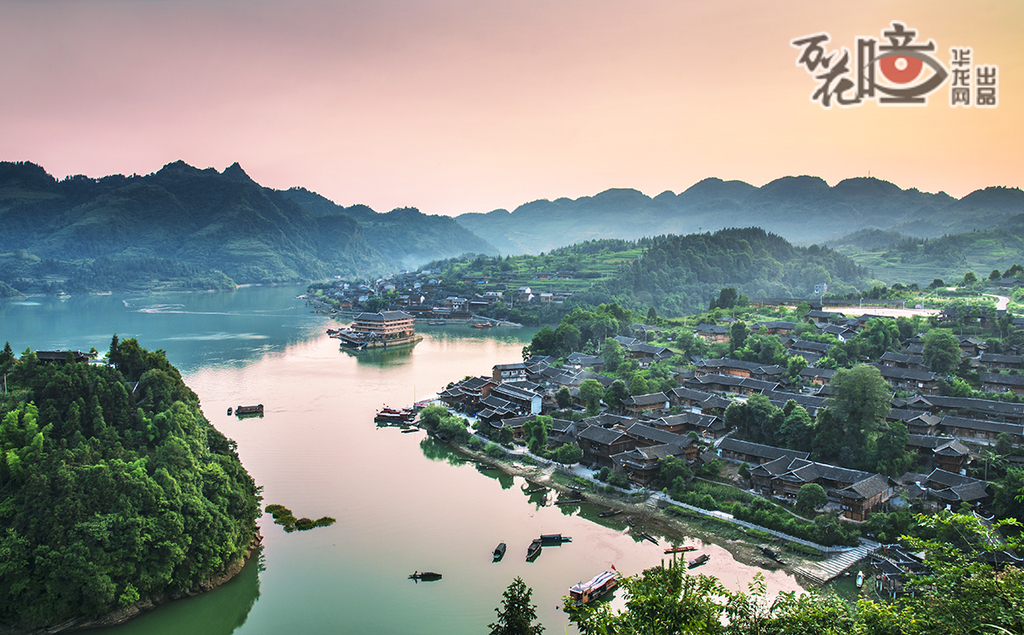酉水河國家濕地公園位于酉陽土家族苗族自治縣，規(guī)劃面積約2890公頃，作為渝東南重要生態(tài)屏障，這里以典型的河流濕地生態(tài)系統(tǒng)為115種植物（含珍稀紅豆杉、珙桐）和145種動物（含紅腹角雉、大鯢）提供了理想棲息地。