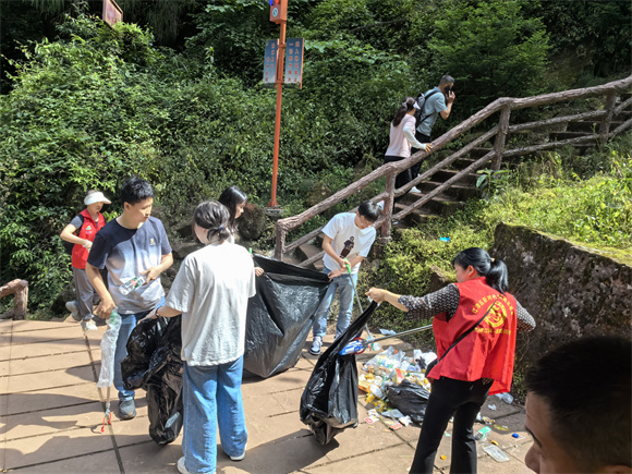 收集到大量白色垃圾。永興鎮(zhèn)供圖 第1眼TV-華龍網(wǎng)發(fā)