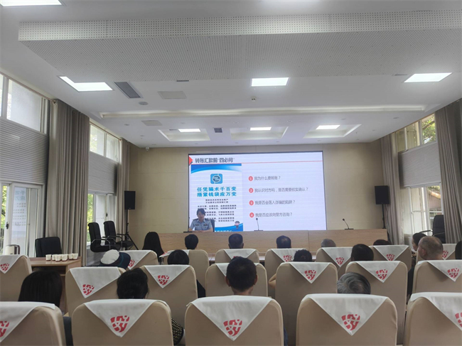 兩路派出所在職黨員進社區(qū)開展反電信詐騙宣傳。兩路街道辦事處供圖