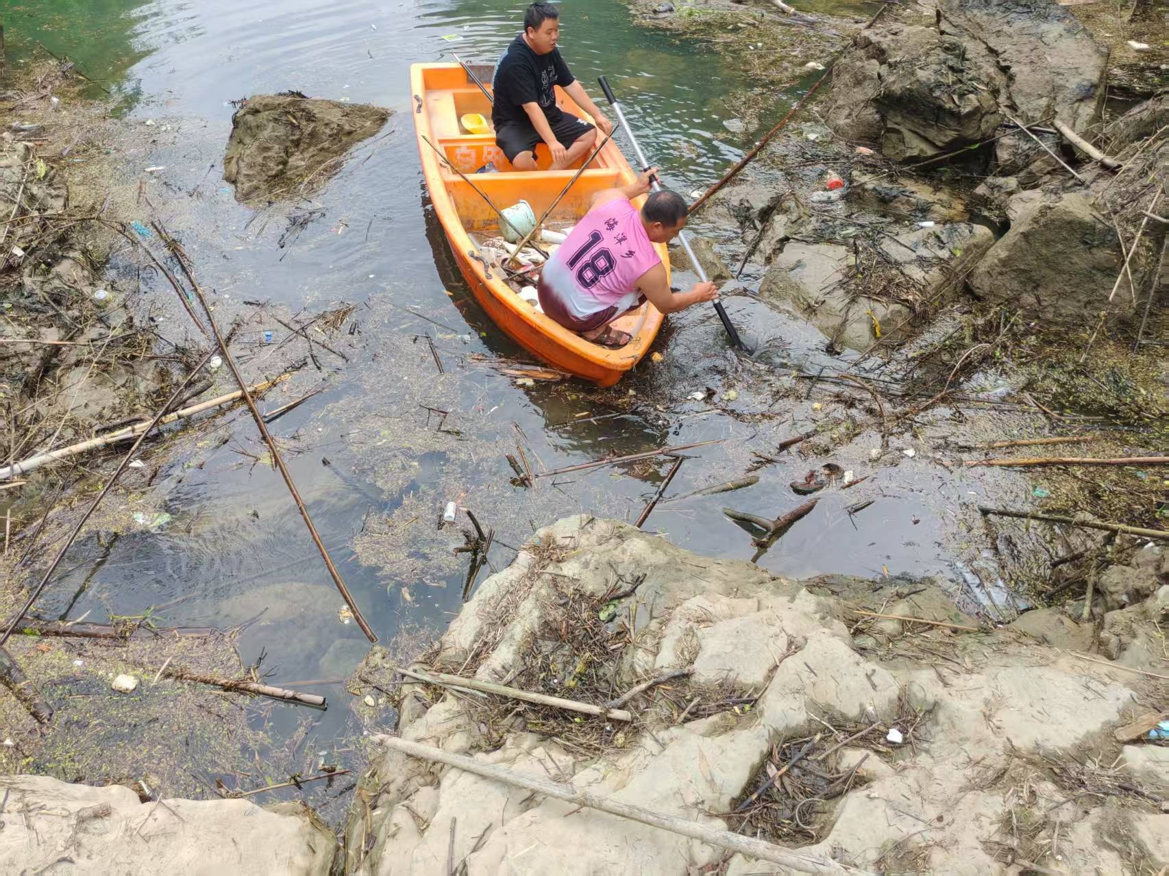 海洋鄉(xiāng)組織人員清理河道漂浮垃圾,。通訊員 楊樂 攝