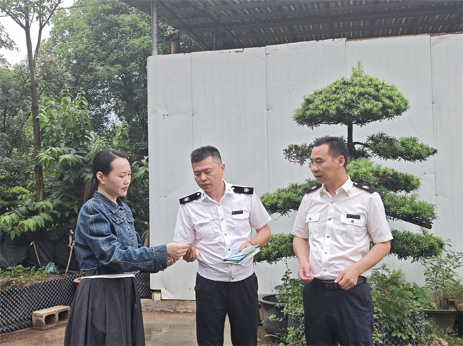 南川區森防中心為群眾講解林業安全知識。南川區森防中心供圖