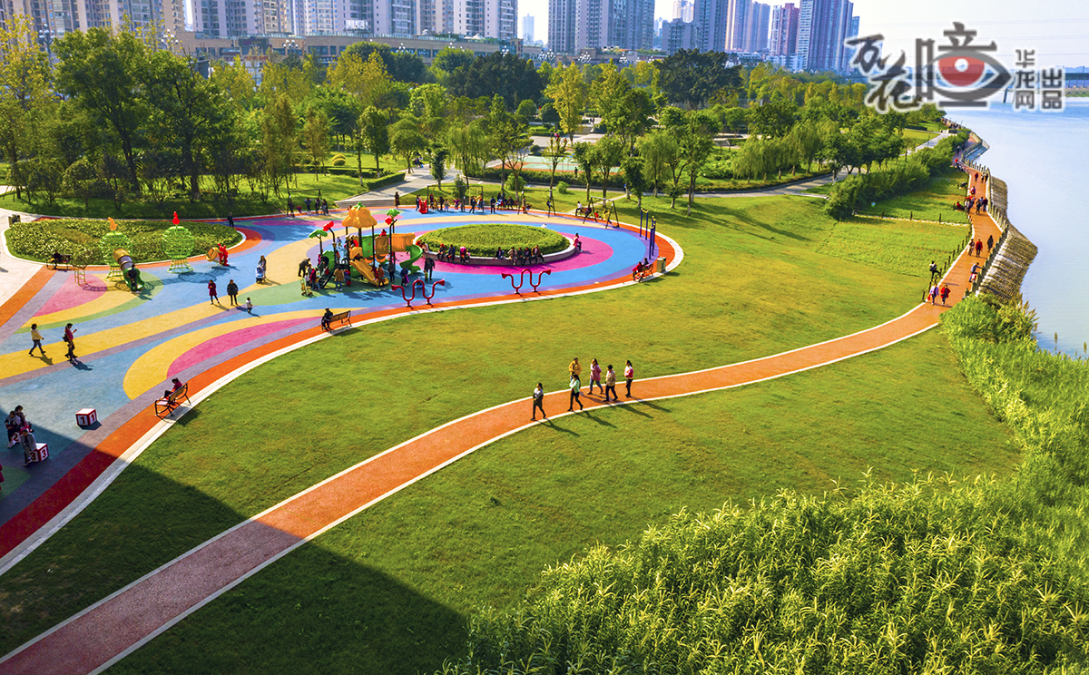 涪江國家濕地公園位于潼南區(qū)，規(guī)劃面積1450公頃，是重要生態(tài)保護區(qū)，棲息著3種國家一級保護植物和6種國家二級保護動物。通過實施活水梯級凈化系統(tǒng)，采取禁用農藥、植被恢復等措施，該濕地公園踐行了“生態(tài)優(yōu)先、綠色發(fā)展”理念。