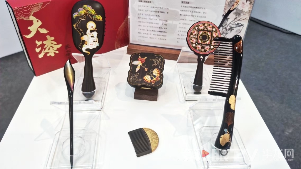譚木匠帶來的木梳、鏡子、發簪等產品。第1眼TV-華龍網記者 梁浩楠 攝