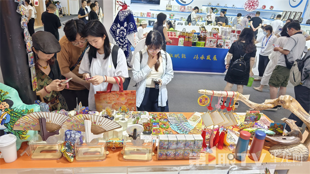 不少觀眾駐足選購(gòu)版畫(huà)文創(chuàng)產(chǎn)品。張雅萍 攝