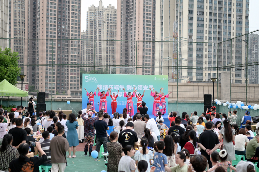 社區(qū)學(xué)院學(xué)員現(xiàn)場(chǎng)表演。金山街道供圖