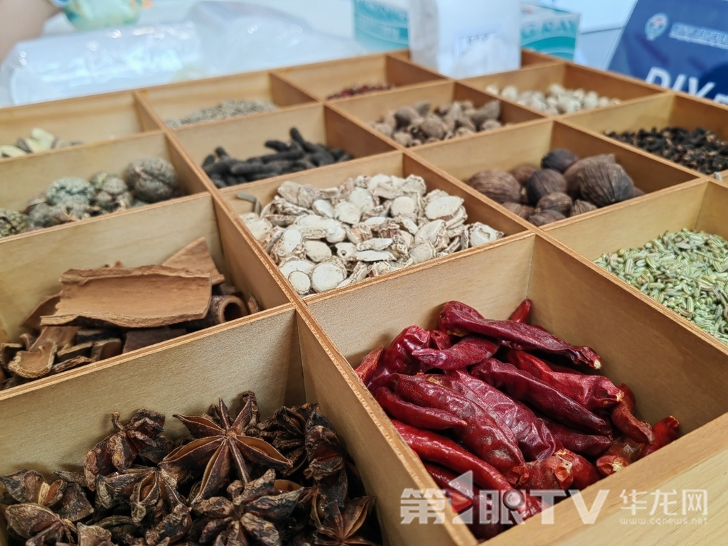 “‘味’來有您——探尋調味品的奇妙密碼”活動現場展示的調味品。第1眼TV-華龍網記者 馮珊 攝