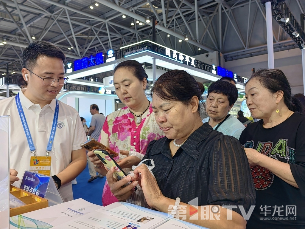 第七屆西洽會N5館檢驗檢測展示專區重慶市食品藥品檢驗檢測研究院展臺前，市民參加科普活動。第1眼TV-華龍網記者 馮珊 攝
