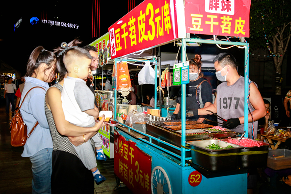 2025年5月11日晚，夜幕下的北泉夜市，食客來此覓食。通訊員 熊輝 攝