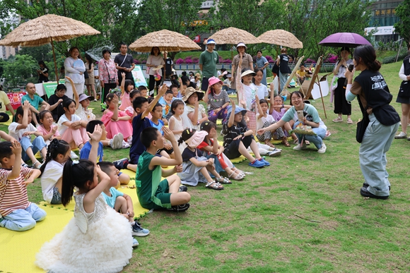 孩子們爭先搶答環(huán)保知識。大石壩街道供圖