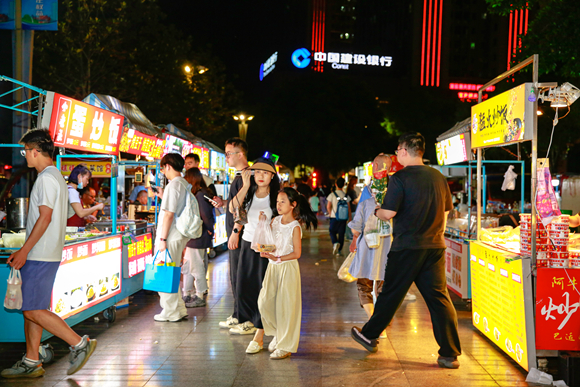 2025年5月11日晚，夜幕下的北泉夜市煙火氣十足。通訊員 熊輝 攝