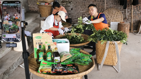 網(wǎng)絡(luò)達(dá)人直播帶貨賣江津花椒產(chǎn)品。江津商務(wù)委供圖 第1眼TV-華龍網(wǎng)發(fā)
