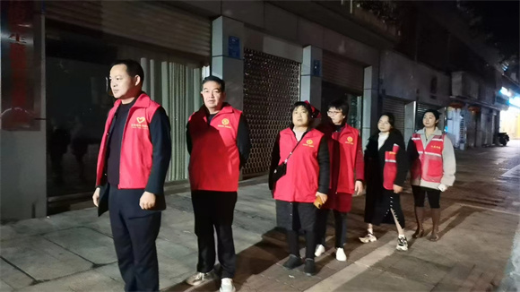 李成友（左二）正在參加社區(qū)周邊夜巡。江津區(qū)城市管理局供圖 第1眼TV-華龍網(wǎng)發(fā)