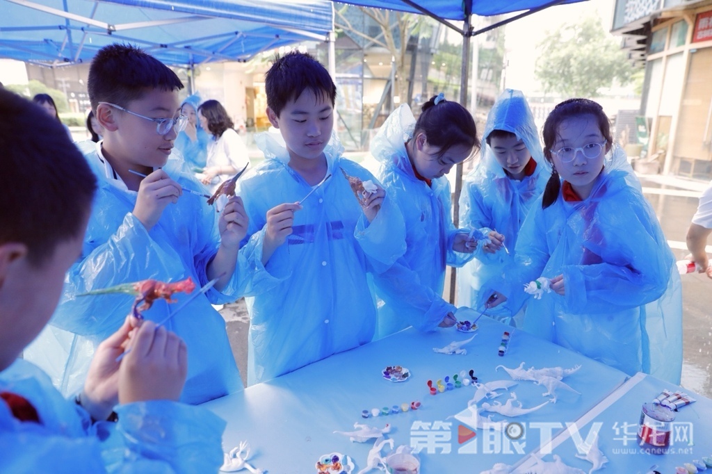 活動現場，同學們進行恐龍涂鴉。第1眼TV-華龍網 陳洋 攝