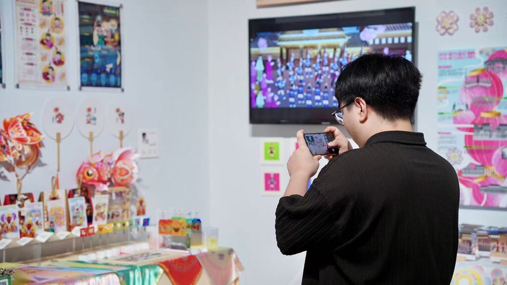 展出作品吸引學生拍照留念。 第1眼TV-華龍網記者 劉釗 攝