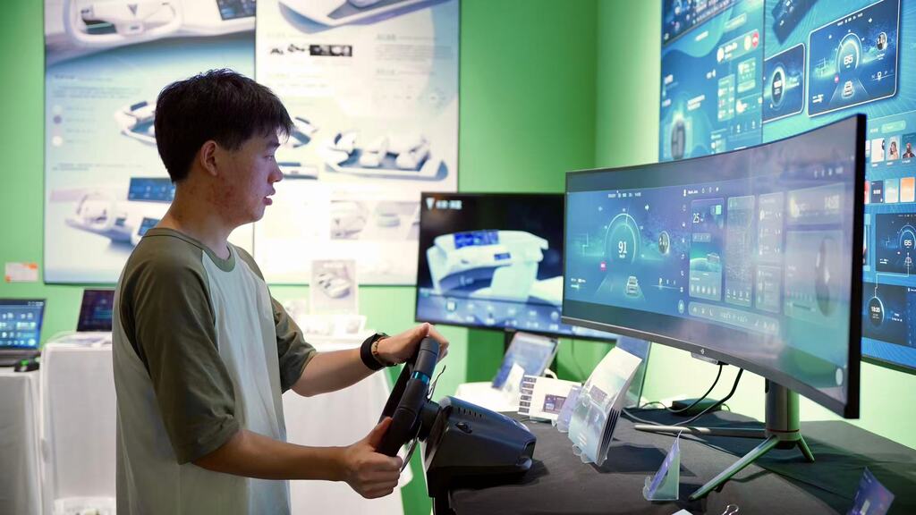 學生現場操作演示基于Z世代群體多通道汽車HMI交互設計。 第1眼TV-華龍網記者 劉釗 攝