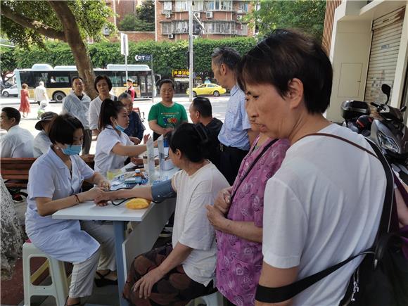 愛心個體宜南慈診所免費為居民義診。通訊員 李偉 攝