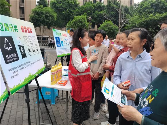 志愿者向居民介紹垃圾分類知識(shí)。香爐山街道供圖