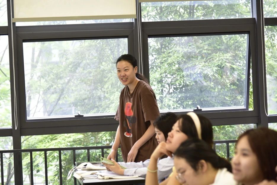 現(xiàn)場(chǎng)開(kāi)展互動(dòng)問(wèn)答，大家踴躍參與。大竹林街道供圖
