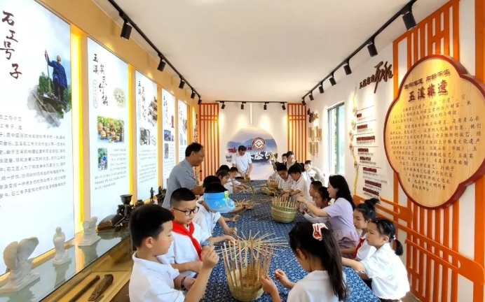 學(xué)生體驗(yàn)玉溪鎮(zhèn)非遺手工。潼南區(qū)委宣傳部供圖 第1眼TV-華龍網(wǎng)發(fā)