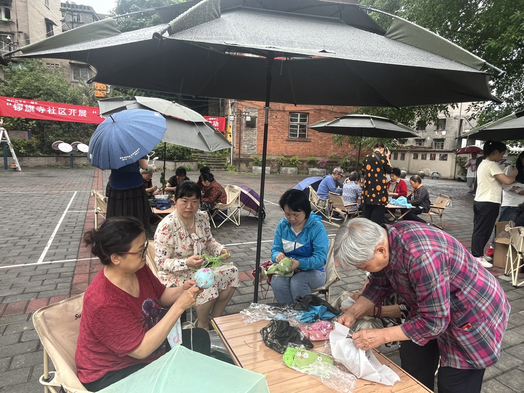江北郭家沱鑼旗寺社區(qū)開(kāi)展“粽香傳情 鄰里同‘鑼’”趣味活動(dòng)。郭家沱街道供圖 第1眼TV-華龍網(wǎng)發(fā)