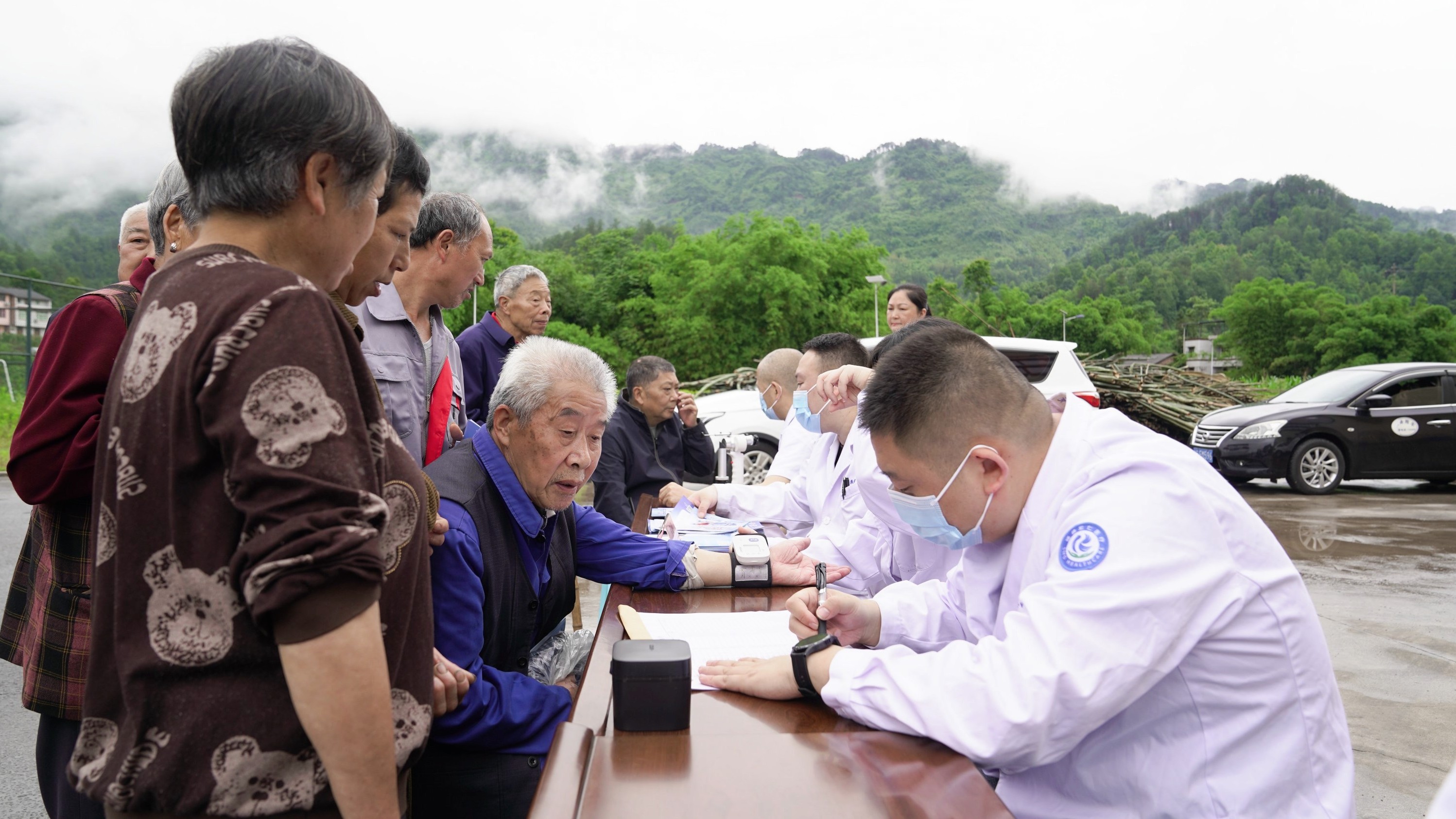 義診攤位上，醫(yī)生為居民測(cè)量血壓。南川區(qū)融媒體中心供圖 第1眼TV-華龍網(wǎng)發(fā)