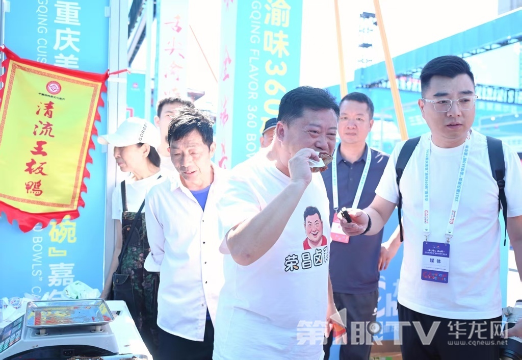 “卤鹅哥”林江体验成都非遗美食清流板鸭。第1眼TV-华龙网记者 刘润 摄
