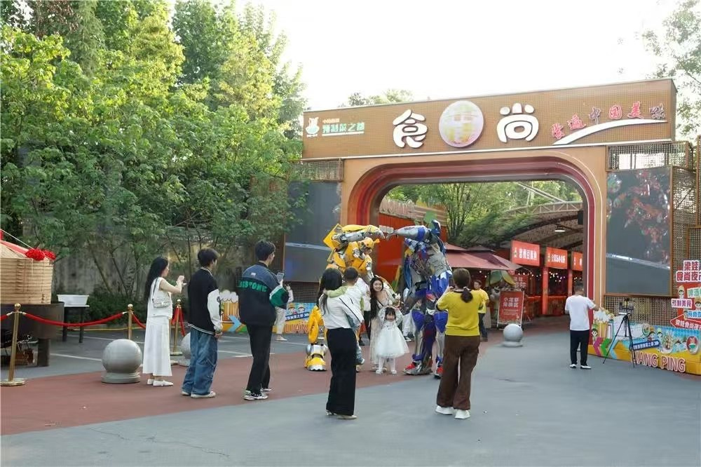 游客與真人機甲合影。通訊員 譚燕 攝