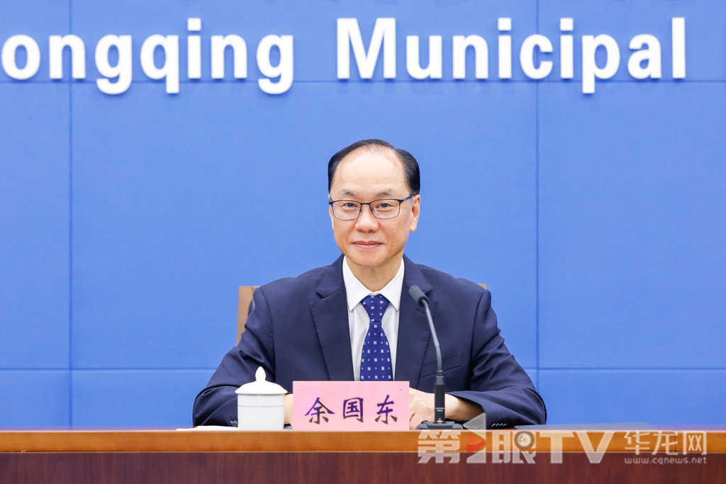 5月30日,2025年重庆市六五环境日新闻发布会举行。图为市生态环境局局长余国东介绍有关情况。第1眼TV-华龙网记者 石涛 摄