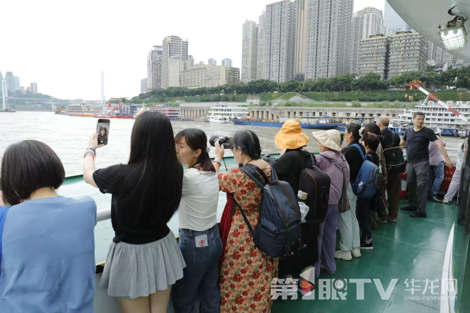 游客在輪渡上拍兩岸景色。第1眼TV-華龍網記者 陳洋 攝