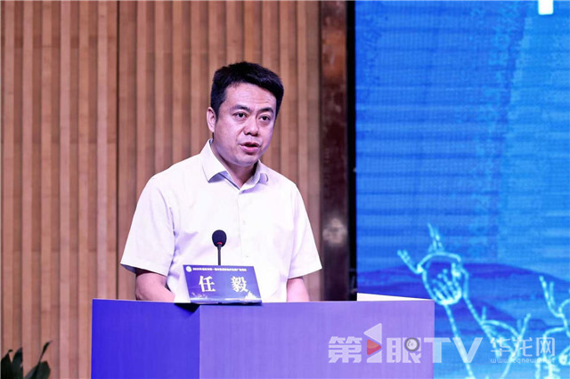 重庆市中医院党委委员、副院长任毅致欢迎辞。第1眼TV-华龙网 董静 摄