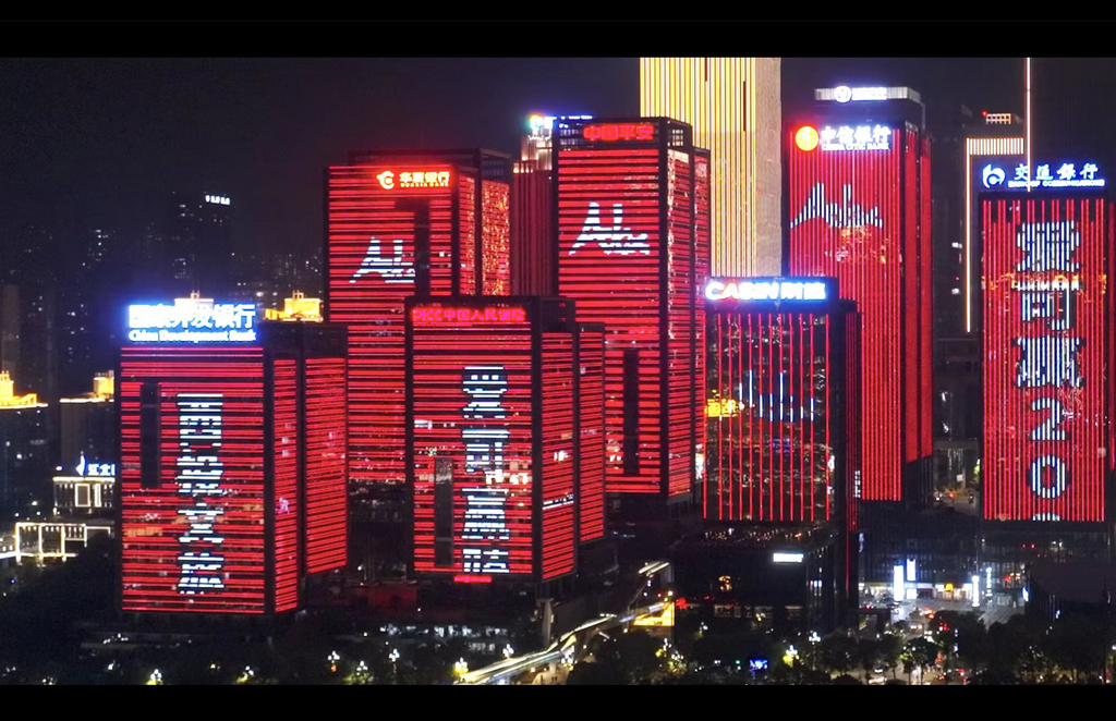 赛事元素亮相江北嘴。组委会供图