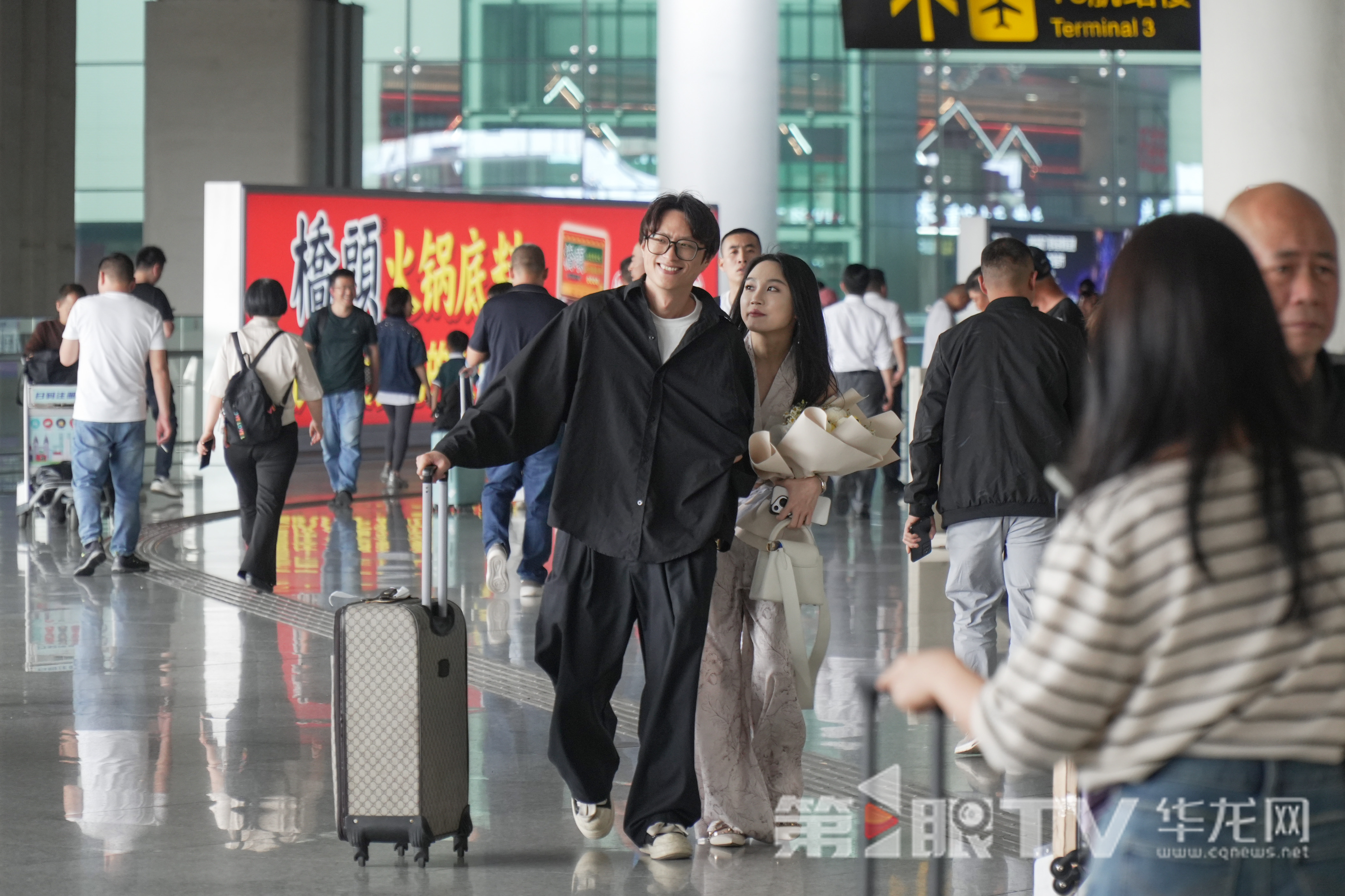 重庆江北国际机场,一对情侣在网红打卡点合影留念。第1眼TV-华龙网记者 李一鸣 摄