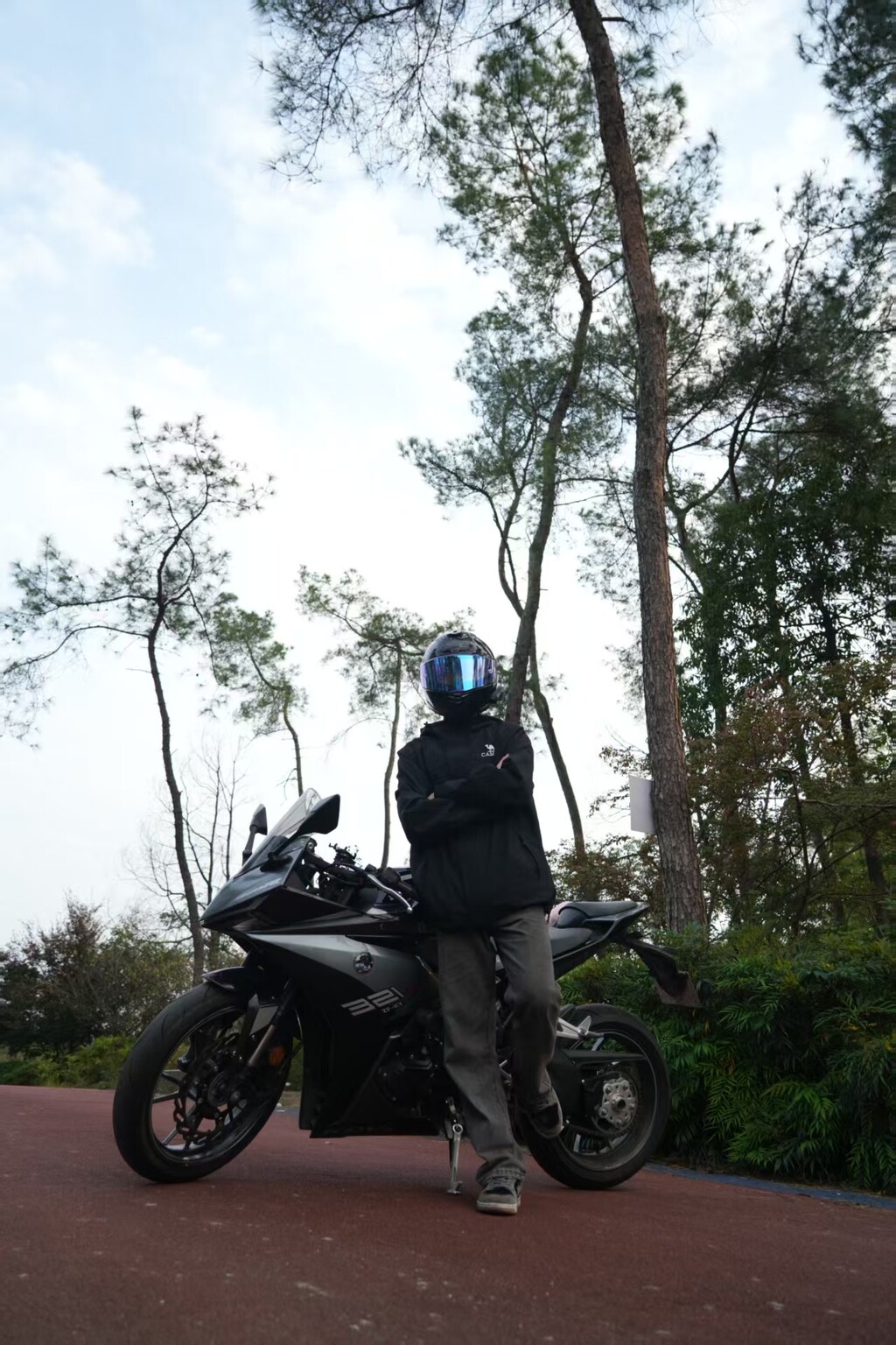 劉健與他的摩托車(chē)。受訪者供圖