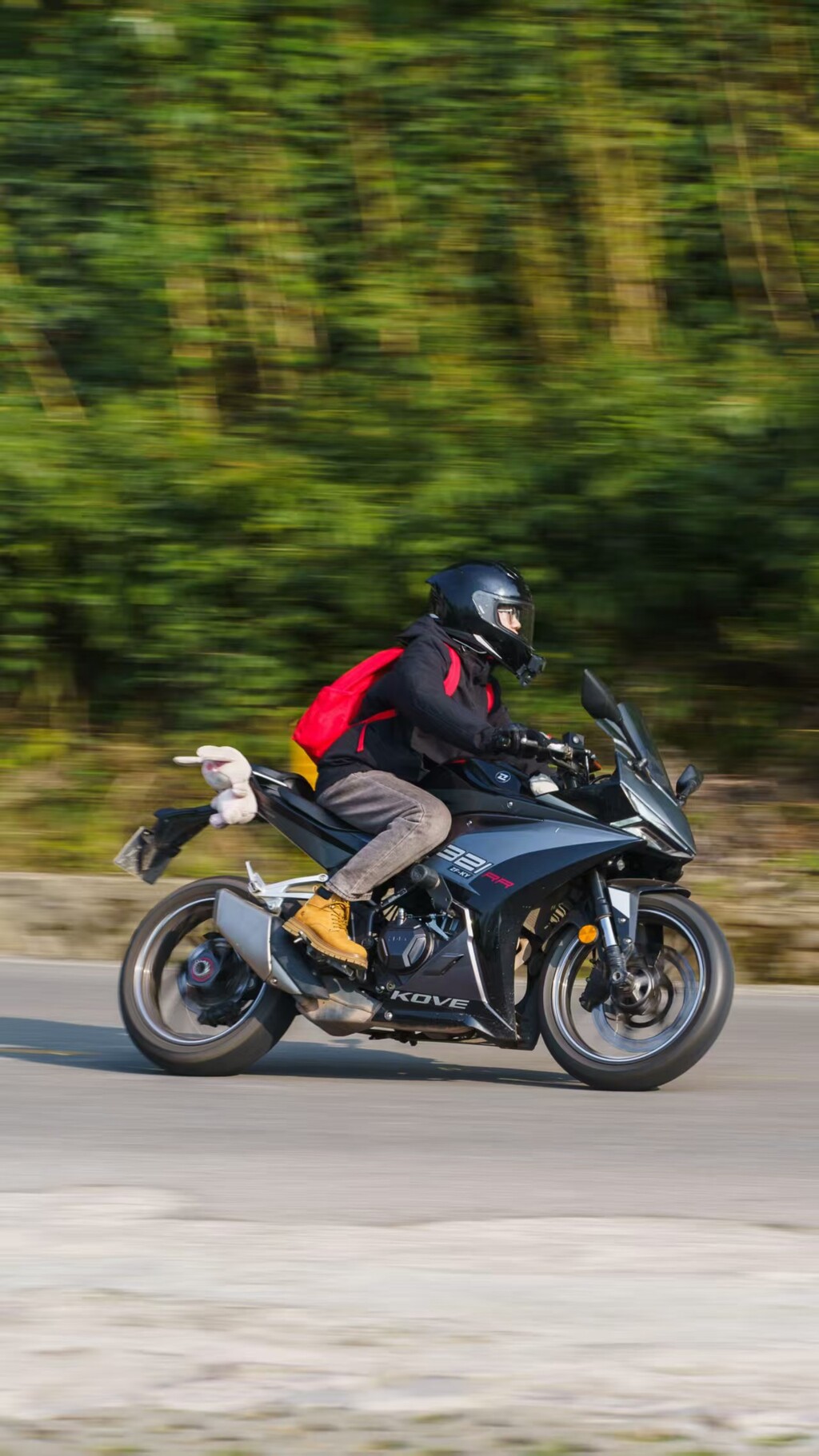 劉健與他的摩托車(chē)。受訪者供圖